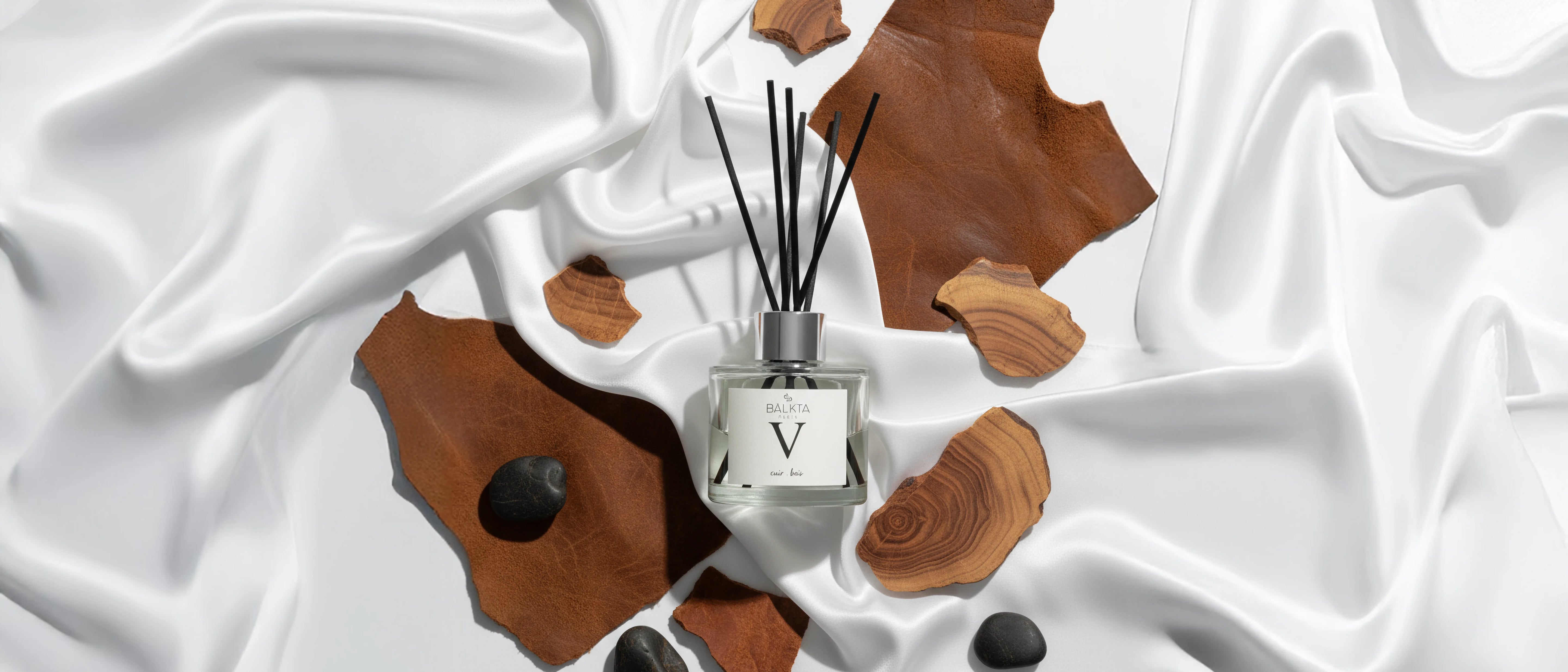 Diffuseur de parfum à bâtonnets cuir et bois BÄLKTA PARIS