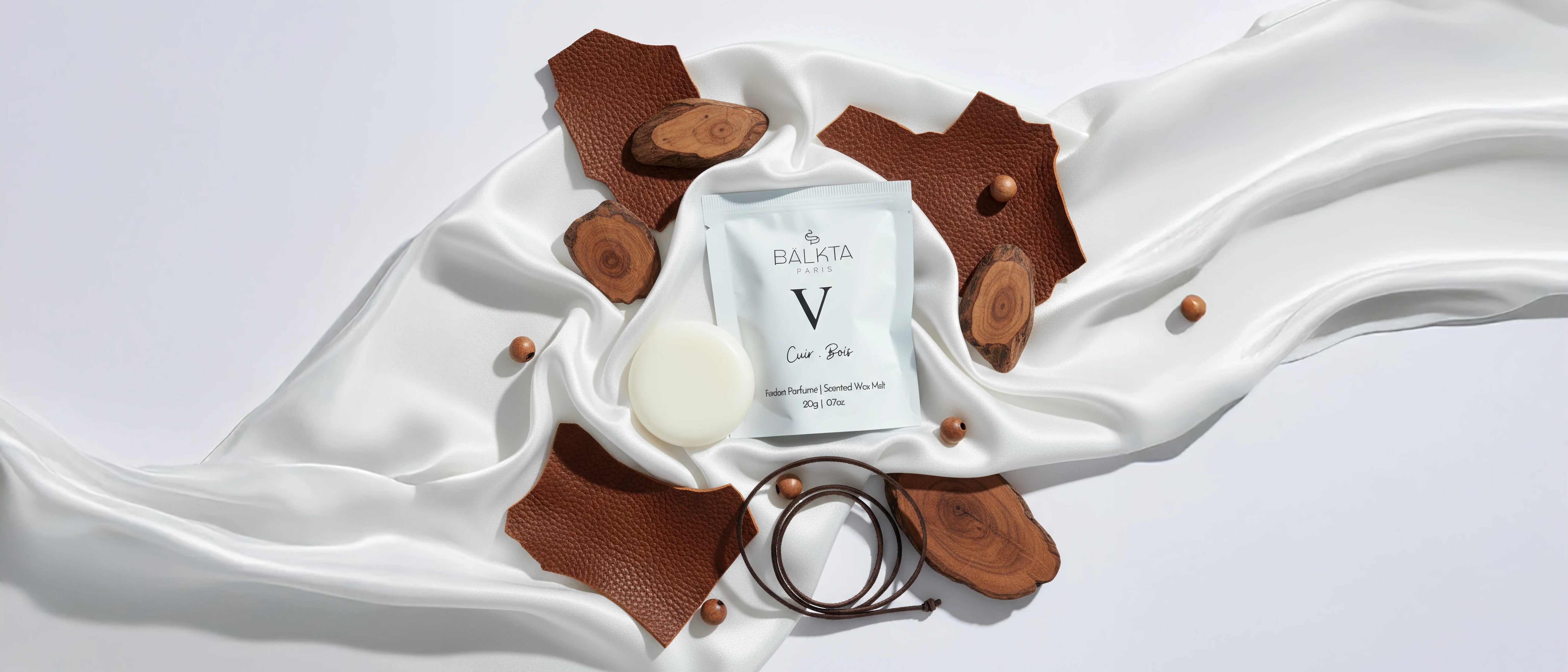 Fondant parfumé cire naturelle cuir et bois BÄLKTA PARIS